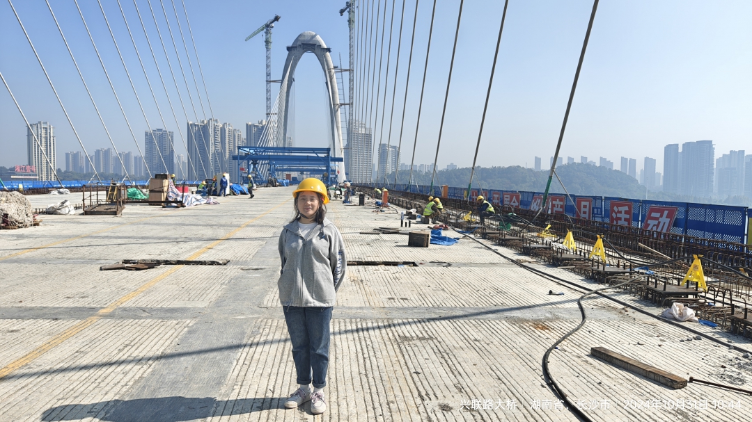 工程健康安全中心 韋麗瓊：韋麗瓊投身于興聯(lián)路大橋梁健康監(jiān)測(cè)項(xiàng)目的攻堅(jiān)一線，用專(zhuān)業(yè)與堅(jiān)守為長(zhǎng)沙市的交通動(dòng)脈保駕護(hù)航。.jpg