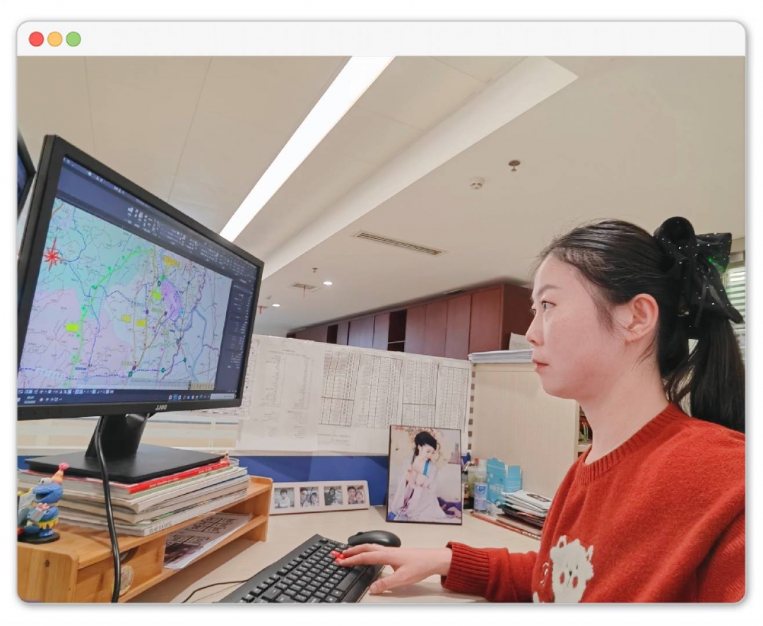 公路事業(yè)部 吳鈺洋：她以工位為“戰(zhàn)場(chǎng)”，以鼠標(biāo)鍵盤(pán)為“工具”，用女性特有的細(xì)致與嚴(yán)謹(jǐn)，在方寸屏幕間繪制公路交通的宏偉藍(lán)圖。這抹溫暖的“中國(guó)紅”，不僅是新春的喜慶，更是她扎根崗位、建功立業(yè)的赤誠(chéng)之心，生動(dòng)詮釋了新時(shí)代女職工在平凡崗位上創(chuàng)造不平凡業(yè)績(jī)的巾幗風(fēng)采。.jpg